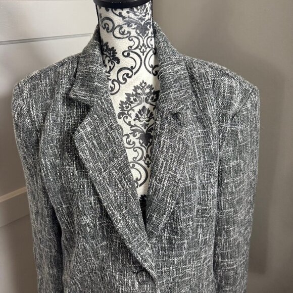 JLux Label gray and white tweed blazer with pockets and single button. - Picture 2 of 9